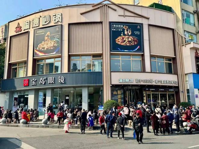都说餐厅生意差，为何他们能年销500万+，接待超800万人？
