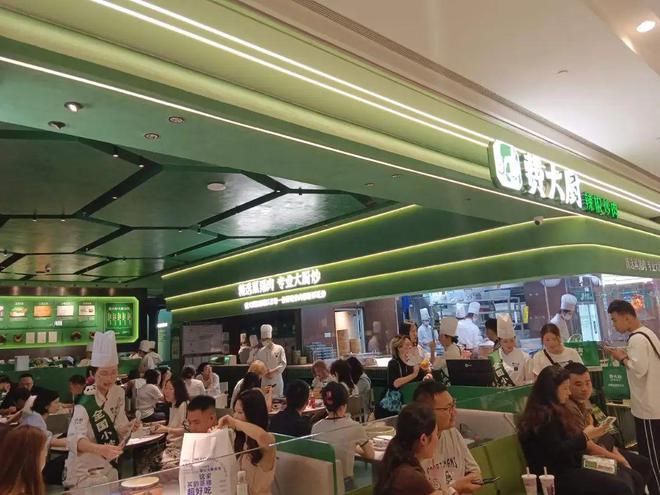 都说餐厅生意差，为何他们能年销500万+，接待超800万人？