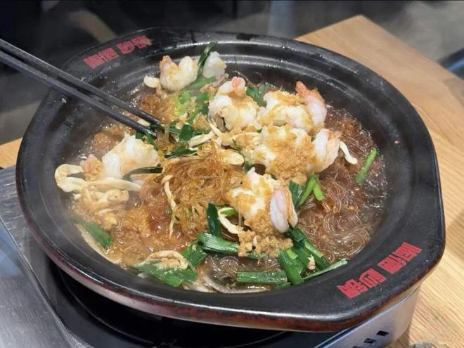 都说餐厅生意差，为何他们能年销500万+，接待超800万人？