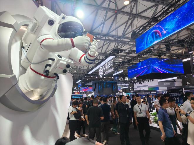 MWC上海2025观察：“AI+”站C位，人形机器人有点忙