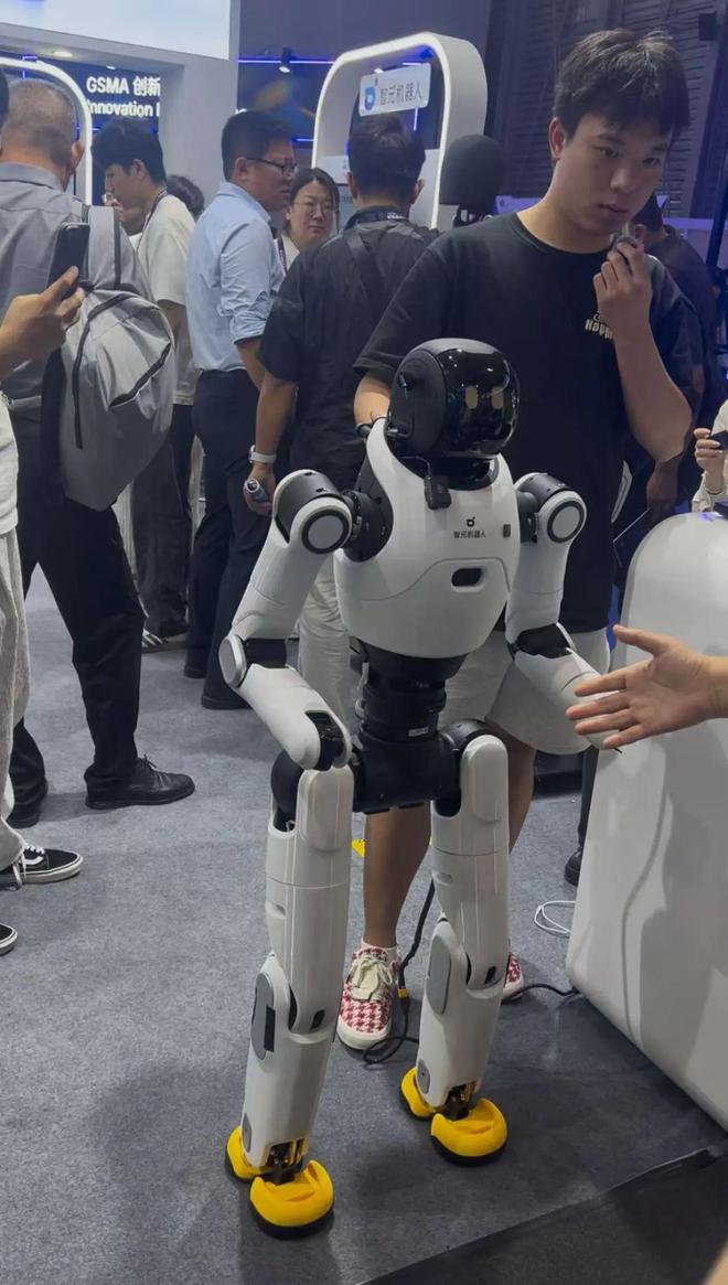 MWC 人形机器人集结号：从技术秀到大规模落地，还差几块拼图？｜直击MWC上海2025