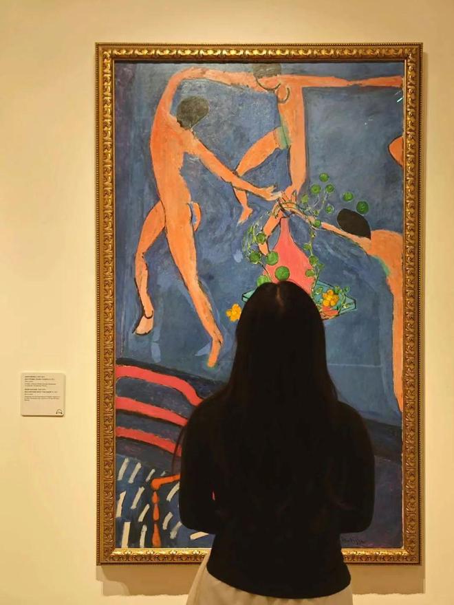 看展女孩消失在朋友圈