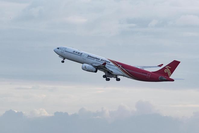 卓越白金卡用户称因改签机票被“罚站”,等待15分钟无果,深圳航空回应 卓越白金卡用户称因改签机票被“罚站”,等待15分钟无果,深圳航空回应